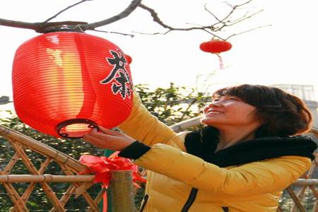 和平精英东北小院灯笼怎么挂墙上(和平精英灯笼怎么放外面墙上)